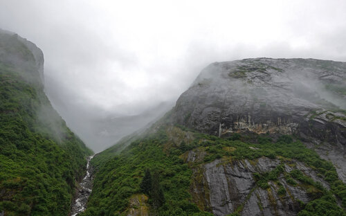 Mountain valley and stream in the mist, Alaska di John Brooks, Fotografia in vendita su Singulart