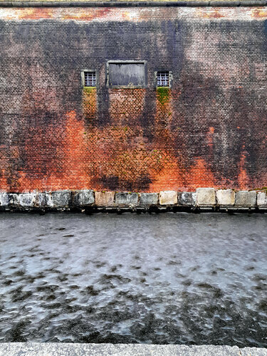 Frozen moat par John Brooks, Photographie en vente sur Singulart