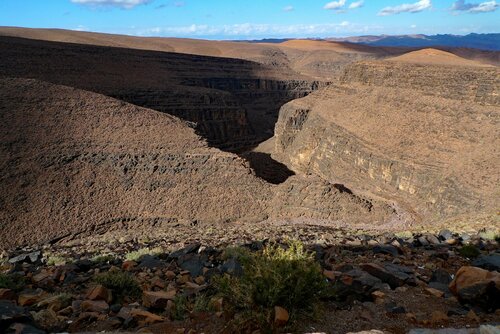 Ravine with sunlight and clouds 2 di John Brooks, Fotografia in vendita su Singulart