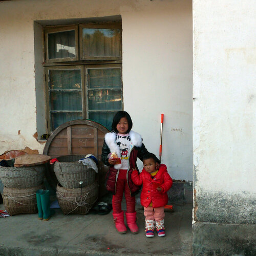 Peasant children von John Brooks, Fotografie kaufen auf Singulart
