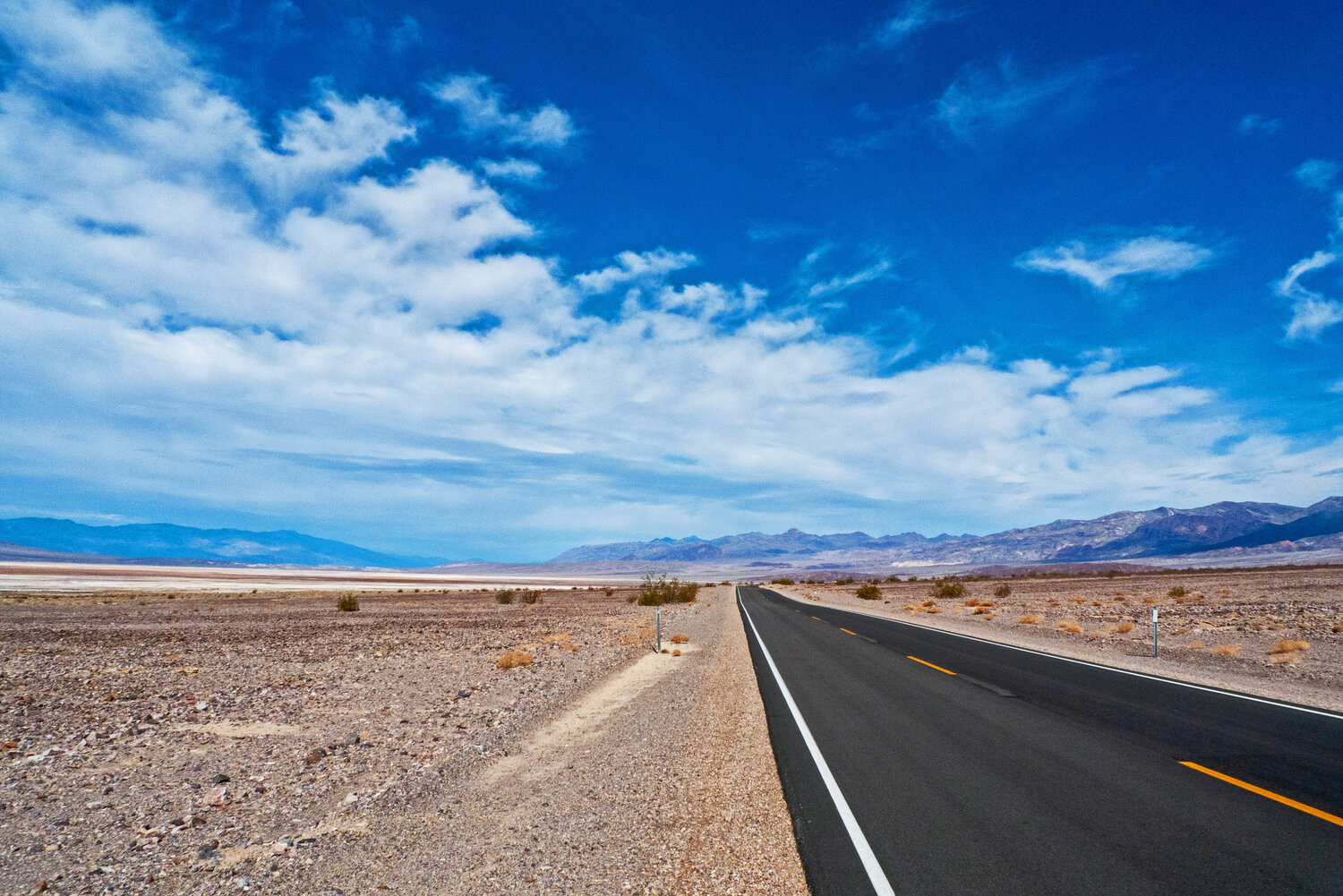 Scenic Open Road Under Clear Blue Sky · Free Stock Photo, image size:1500x1001