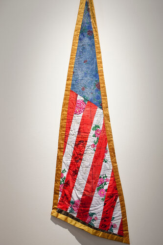 Border Flowers Flag van Consuelo Jimenez Underwood, Textiel te koop op Singulart