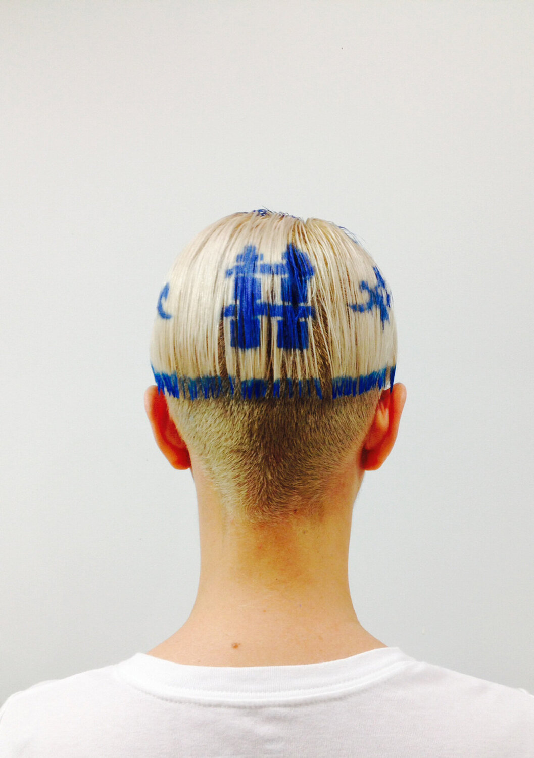 Blue and White Bowl 1 (white shirt) Jennifer Ling Datchuk Fotografie zu verkaufen