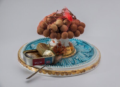 Memento Mori – Platter, Vase with Lichi, Spoon, Can of Eel di Melanie Sherman, Fotografia in vendita su Singulart