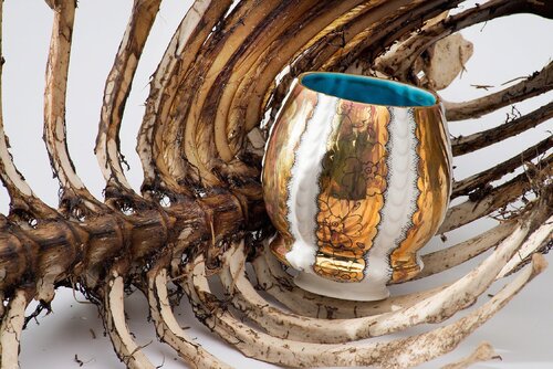 Memento Mori – Cup in Baby Lamb Carcass di Melanie Sherman, Fotografia in vendita su Singulart