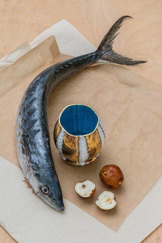 Memento Mori - Cup with Fish, Fruit di Melanie Sherman, Fotografia in vendita su Singulart