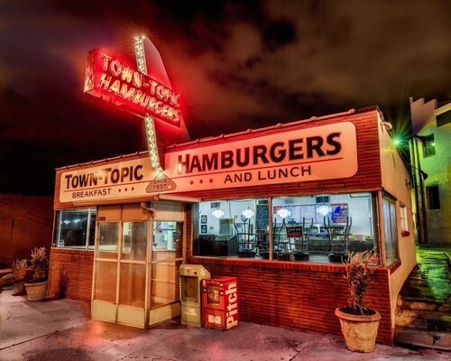 Town Topic de Jack Hayhow, Fotografía a la venta en Singulart