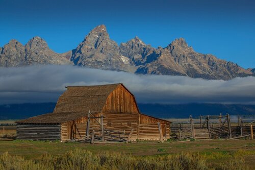 John Moulton Barn de Jack Hayhow, Fotografía a la venta en Singulart