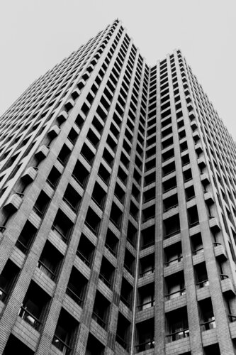 Building in Black and White par Pablo Saccinto, Photographie en vente sur Singulart