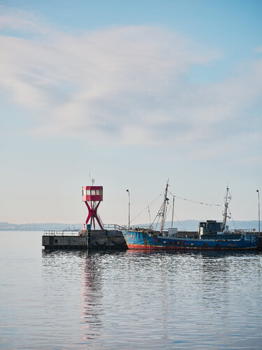 im hafen - sassnitz by Merten Riesner, 사진 for Sale on Singulart