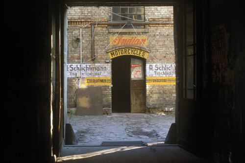 Oderberger Straße in Berlin, Germany 2000. von Michel Meijer, Fotografie kaufen auf Singulart
