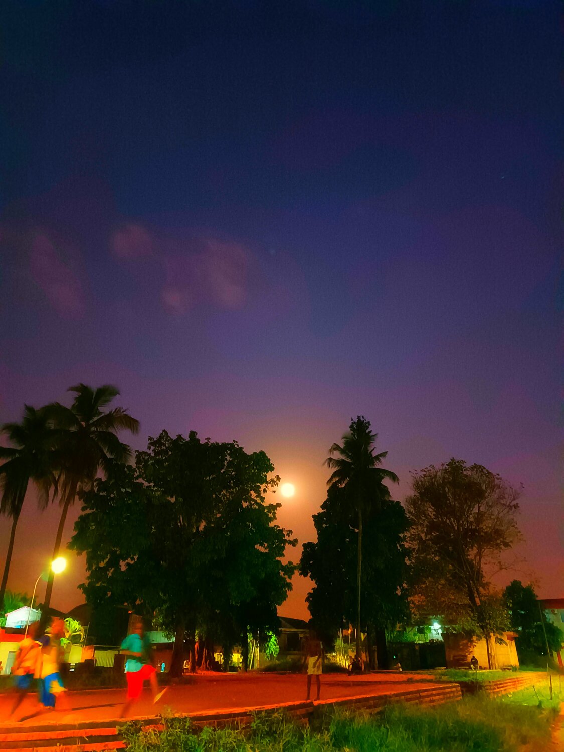 Amusement nocturne Mo Lamine Sylla Photography for sale