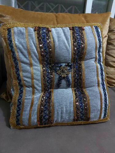 ( LAST 2 PIECES AVAILABLE ON SALE 50% OFF NOW) Indian handmade waxed, patchwork double faced cushion for interior decoration (with Egyptian cotton stuffing) di Hend Al-Batesh, Tessile in vendita su Singulart