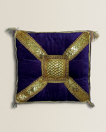 Indian handmade waxed, jeweled patchwork double faced cushion for interior decoration (with Egyptian cotton stuffing) de Hend Al-Batesh, Téxtil a la venta en Singulart