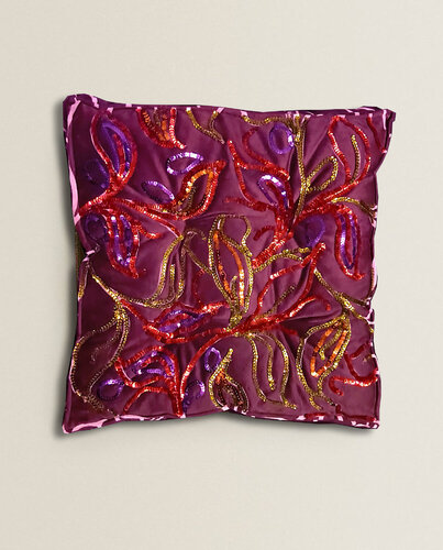 Indian handmade patchwork double faced cushion for interior decoration (with Egyptian cotton stuffing) van Hend Al-Batesh, Textiel te koop op Singulart