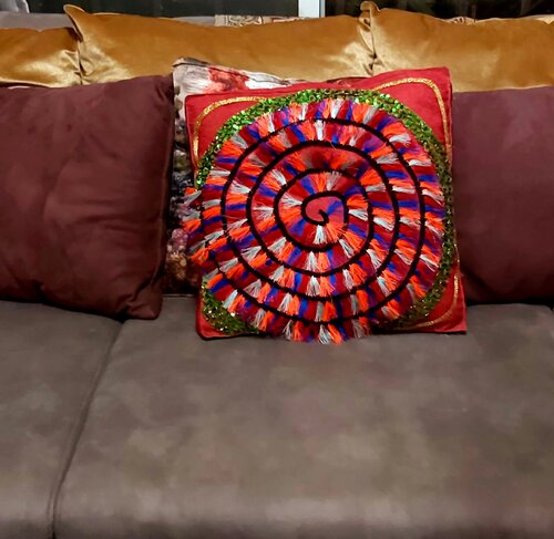 (LAST PIEVE AVAILABLE NOW ON SALE 50% OFF) Indian handmade waxed patchwork double-look faced cushion for interior decoration (with Egyptian cotton stuffing) di Hend Al-Batesh, Tessile in vendita su Singulart