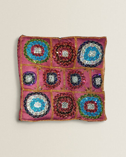 Last piece  50% off Moroccan handmade , jeweled patchwork ،  wax used ,double faced cushion for interior decoration   This pillow is not just a piece of furniture, but a decorative piece that reflects the beauty and culture of the Northeast. It will be a  de Hend Al-Batesh, Téxtil a la venta en Singulart