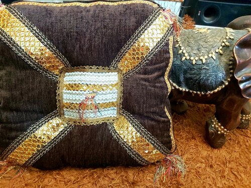 ( LAST 2 PIECES AVAILABLE ON SALE 50% OFF NOW) Indian handmade waxed patchwork double faced cushion for interior decoration (with Egyptian cotton stuffing) par Hend Al-Batesh, Oeuvre textile en vente sur Singulart