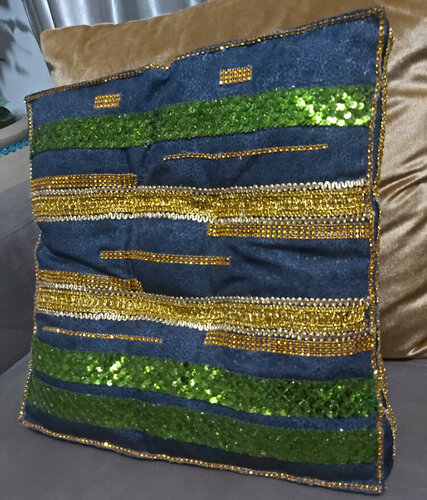 Indian handmade patchwork double faced cushion for interior decoration (with Egyptian cotton stuffing) van Hend Al-Batesh, Textiel te koop op Singulart