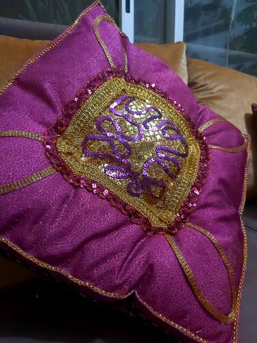 (LAST TWO AVAILABLE ON SALE 50% OFF) Indian handmade waxed patchwork double faced cushion for interior decoration (with Egyptian cotton stuffing) par Hend Al-Batesh, Oeuvre textile en vente sur Singulart