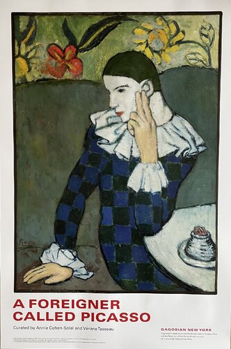 Pablo Picasso  (1881-1973), Seated Harlequin, 1901, copyright 2023 Estate of Pablo Picasso/Artists Rights Society (ARS), New York, Printed in the USA von Pablo Picasso, Druck kaufen auf Singulart
