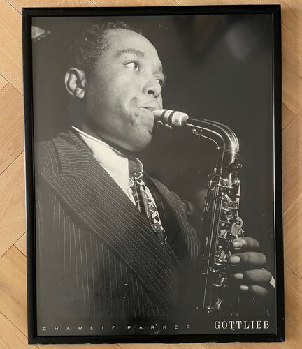 William Paul Gottlieb (1917-2006), Charlie Parker, Vintage, large framed black and white poster of the famous jazz musician von William P. Gottlieb, Druck kaufen auf Singulart