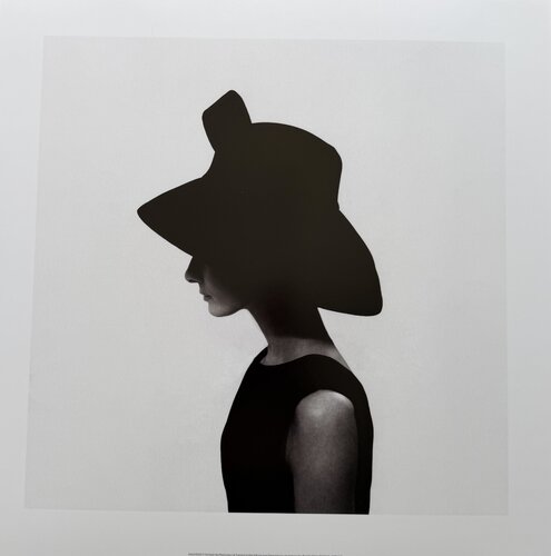 Cecil Beaton - Audrey Hepburn wearing a Givenchy hat, Vogue August, copyright The Conde Nast Publications Ltd, Printed in the UK 33/57 by Cecil Beaton, 版画 for Sale on Singulart
