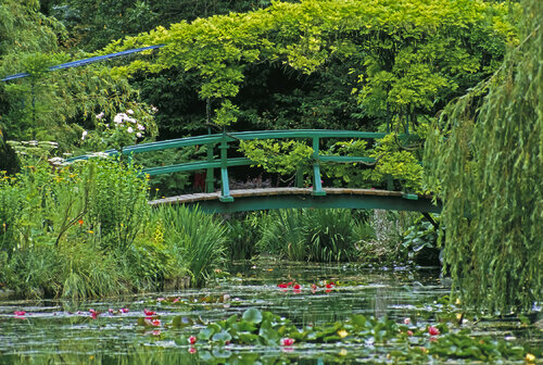 The iconic Japanese Bridge at Claude Monet's garden at Giverny van Derek Harris, Fotografie te koop op Singulart