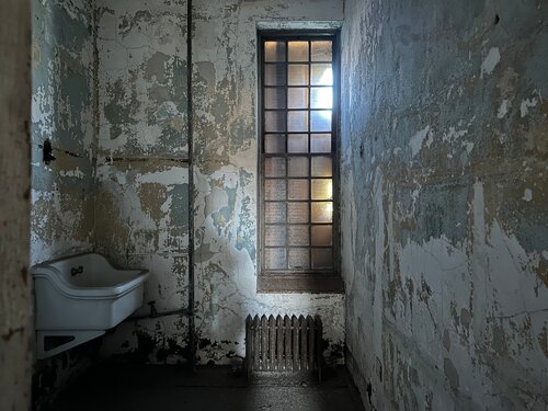 Double sink at Tuberculosis Ward von Nitouche Anthoussi, Fotografie kaufen auf Singulart