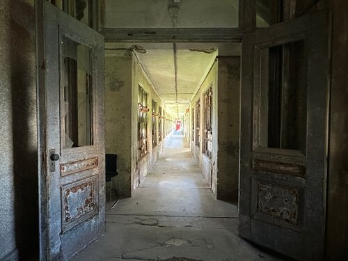 The spine of the hospital von Nitouche Anthoussi, Fotografie kaufen auf Singulart