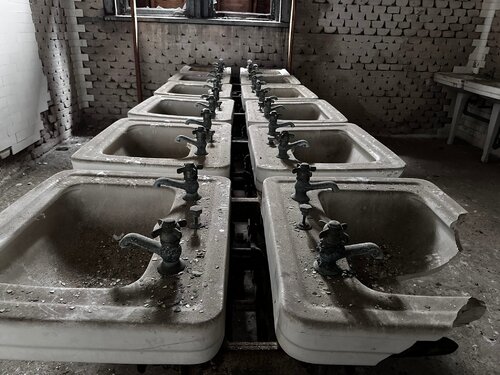 Baggage and Dormitory Bathroom von Nitouche Anthoussi, Fotografie kaufen auf Singulart