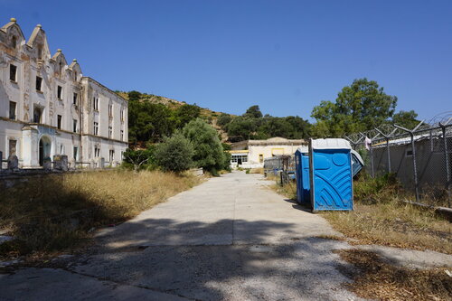 The seperating fence par Nitouche Anthoussi, Photographie en vente sur Singulart
