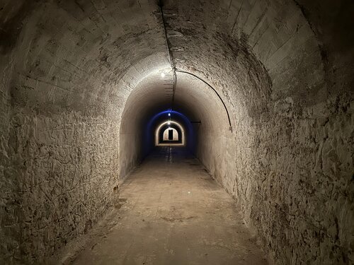 Corridor of the Underground Hospital of Leros de Nitouche Anthoussi, Fotografía a la venta en Singulart