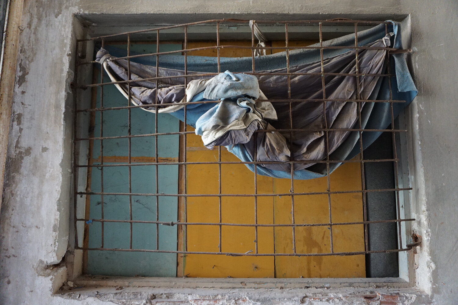 A Refuge or a Trap?  Nitouche Anthoussi Fotografia in vendita