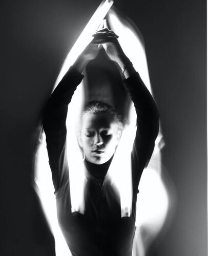 FEMME 1 (Entourée Circles) by Yann Toma, 사진 for Sale on Singulart