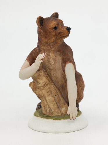 Slightly Human: Bear par Debra Broz, Sculpture en vente sur Singulart