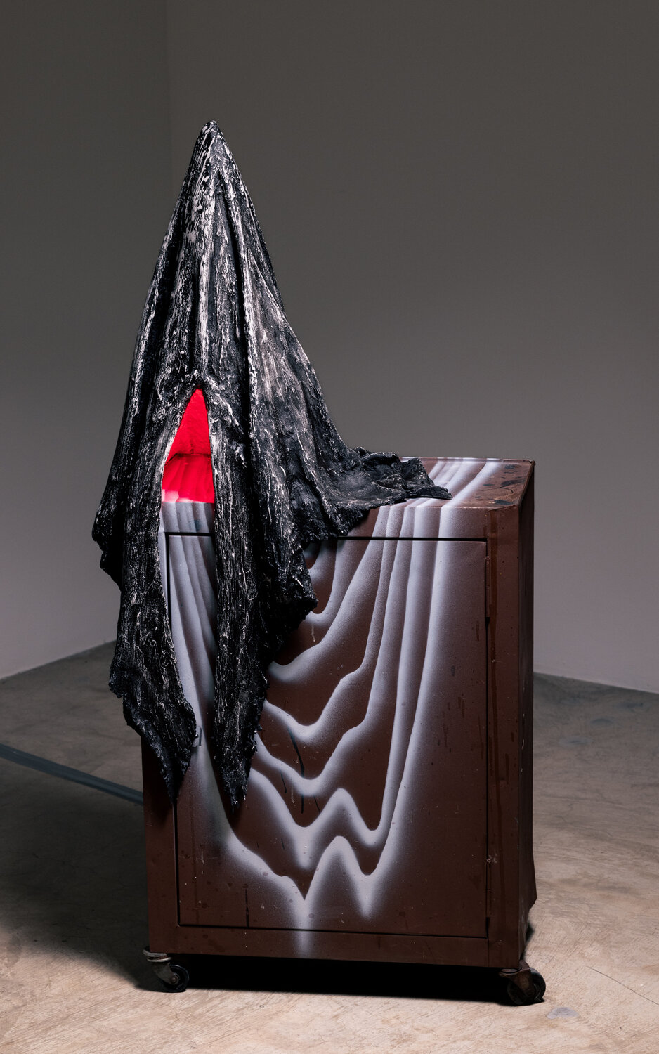 Sustained by a Myth (a recurring childhood nightmare) Laurie Steelink Skulptur zu verkaufen