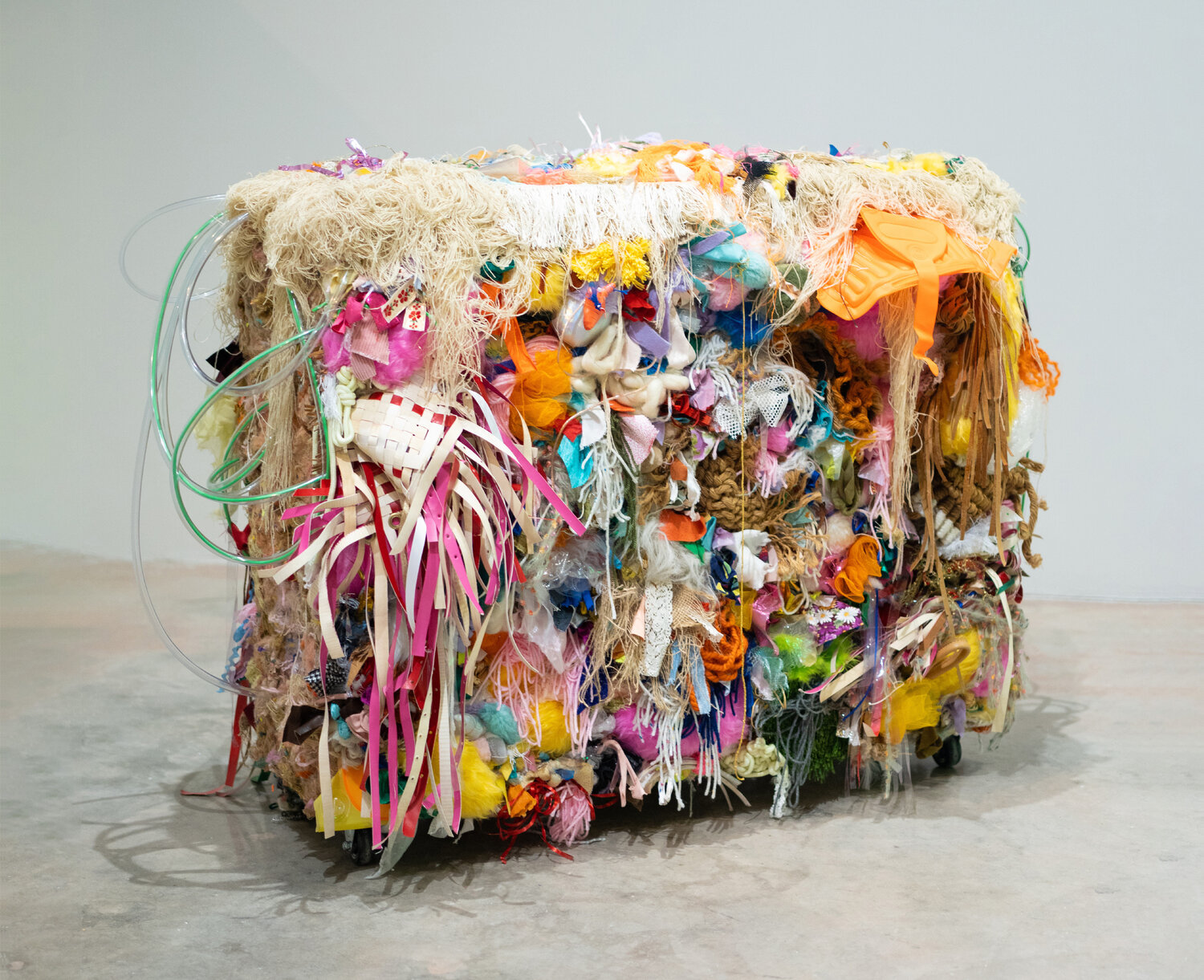 Four wheels to handle something fragile Mariel Miranda Sculpture à vendre