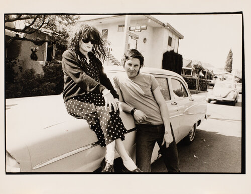 John Doe and Exene Cervenka (X), with their classic car in front of their Hollywood Apartment par Ann Summa, Photographie en vente sur Singulart