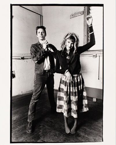 John Doe and Exene Cervenka (X) at photo session in Chance Wayne's textile studio, downtown Los Angeles par Ann Summa, Photographie en vente sur Singulart