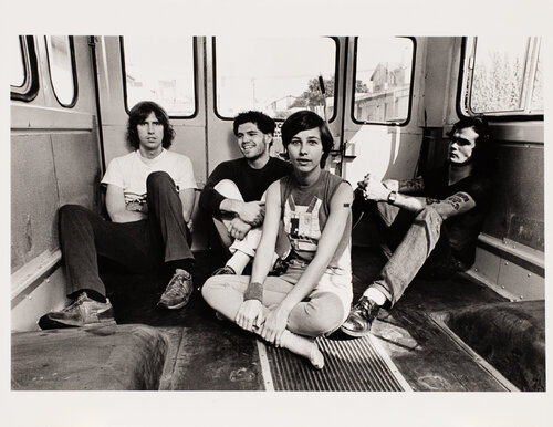 Black Flag on their tour bus, l-r: Greg Ginn, Bill Stevenson,  Kira Roessler, Henry Rollins par Ann Summa, Photographie en vente sur Singulart