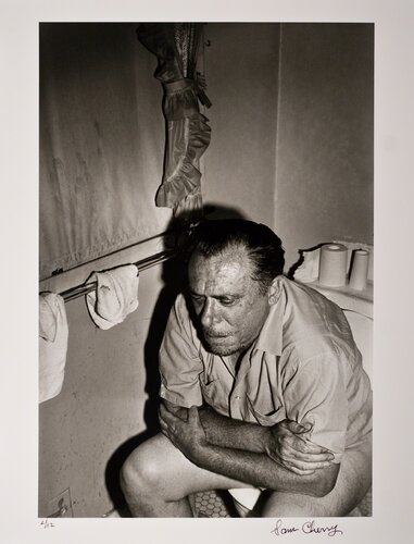 Charles Bukowski  (In the De Longpre Street Restroom) par Sam Cherry, Photographie en vente sur Singulart