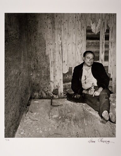 Charles Bukowski (In railroad boxcar) par Sam Cherry, Photographie en vente sur Singulart