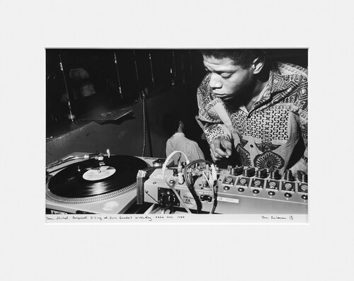 Jean-Michel Basquiat DJing at Eric Goode’s birthday, AREA, NYC, 1984 von Ben Buchanan, Fotografie kaufen auf Singulart
