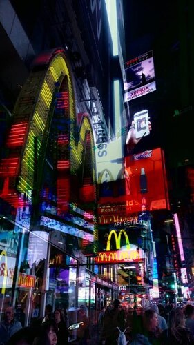 Busy Apple  von Rodrigo Tamayo, Fotografie kaufen auf Singulart