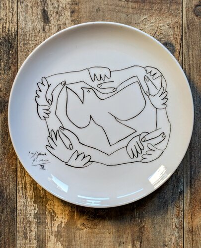 Holding hands - Ceramic porcelain plate by Pablo Picasso, Other Media for Sale on Singulart