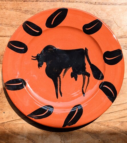 Painted Ceramic Plate-Bull, Rim With Leaves, 1957-Scène de tauromachie; Taureau, marli aux feuilles, 1957 by Pablo Picasso, Painting for Sale on Singulart