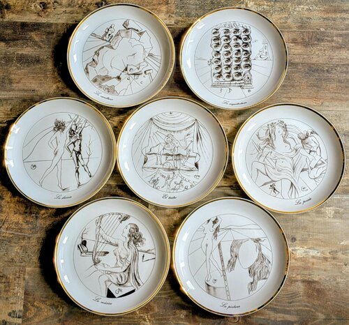 Limited Edition Complete Set of 7 ceramic plates with 24k Gold-The Seven Arts,1980 par Salvador Dalí, Autres supports en vente sur Singulart