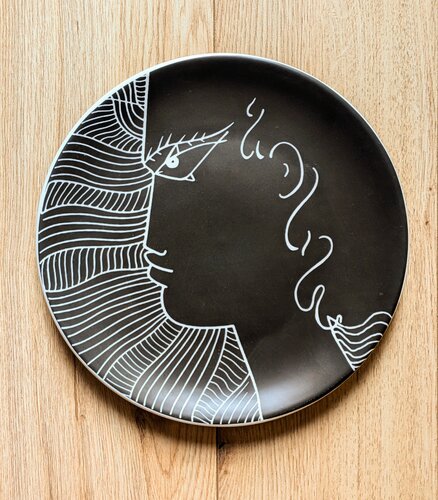 Le Gabier de Vigie - Limoges porcelain plate after a Cocteau drawing de Jean Cocteau, Otros medios a la venta en Singulart