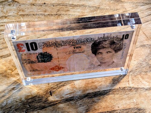 Di-Faced Tenner, Banksy 2004 di Banksy, Stampa in vendita su Singulart